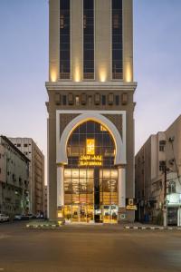 een groot gebouw met een bord aan de voorkant bij Elaf Qinwan Hotel in Mekka