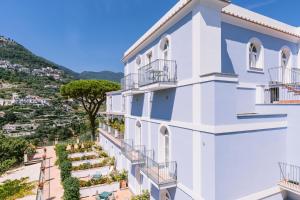 een wit gebouw met balkons en uitzicht op de stad bij Hotel Giordano in Ravello