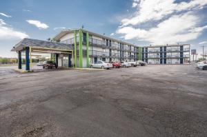 um parque de estacionamento com carros estacionados em frente a um edifício em Relax Inn West Amarillo Medical Center em Amarillo