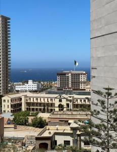 Blick auf eine Stadt mit einem hohen Gebäude in der Unterkunft Belle vue à Bel air in Oran