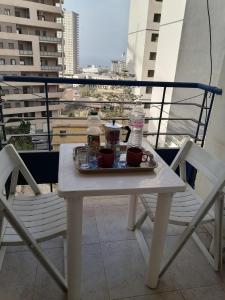 ein Tablett mit Essen auf einem Tisch auf einem Balkon in der Unterkunft Belle vue à Bel air in Oran