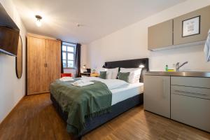 Postelja oz. postelje v sobi nastanitve dreamcation Altstadthotel Regensburg, Mikro-Apartments, Pantry-Küchen