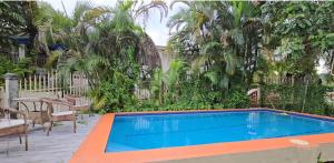 uma piscina num quintal com árvores em Family Retreat in Suva, Swimming Pool, Free Wifi & Parking em Suva