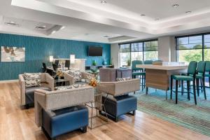 una hall con area di attesa con sedie e tavolo di Comfort Inn & Suites a Clarksville