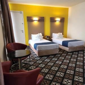 A bed or beds in a room at Hotel Sentral Kuantan @ Riverview City Centre