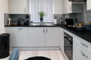 Una cocina o cocineta en Downtown Cozy House in Manchester