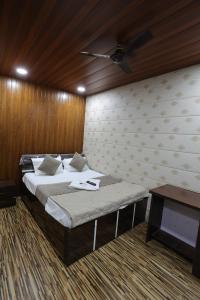 A bed or beds in a room at Hotel Shiv Vandana Inn - Thane