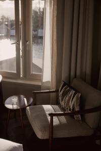 A seating area at Hotel Oostergoo