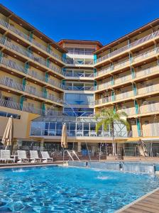 une piscine en face d'un grand bâtiment dans l'établissement Hotel Zanon, à Águas de Lindóia