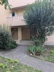 une maison avec un arbre en face dans l'établissement Le Casselardit -T4 proche Hôpital - Clim - Balcon, à Toulouse