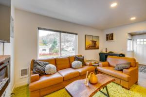 A seating area at Tillamook Bay Apt Near Marina Fish, Boat and More!