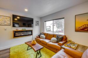 A seating area at Tillamook Bay Apt Near Marina Fish, Boat and More!