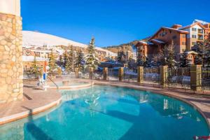 - une piscine dans un complexe enneigé dans l'établissement Studio Perfect Location 320 with Pool and Hot Tub, à Crested Butte