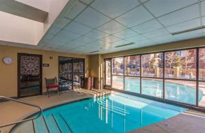 une grande piscine avec une grande fenêtre dans l'établissement Studio Perfect Location 320 with Pool and Hot Tub, à Crested Butte