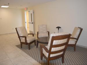 Seating area sa Baymont by Wyndham East Windsor Bradley Airport