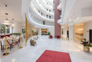 Zona d'estar a Ramada by Wyndham Bucharest Otopeni Airport