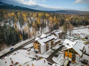 una vista aérea de un complejo en la nieve en Rezydencja AQUA, en Szklarska Poręba