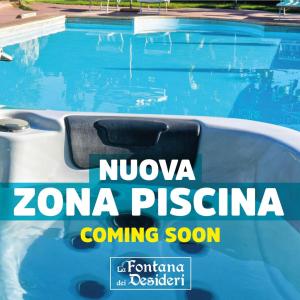 una piscina con un cartello che dice nuya zona piscina di La Fontana Dei Desideri ad Alghero