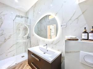 Luxury Cannes SeaView Balcony - 3 min PALAIS & BEACH tesisinde bir banyo