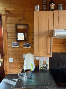 Kitchen o kitchenette sa Braemar Lodge Cabins Not for profit