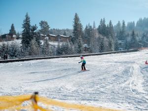 una persona sta sciando su una pista innevata di Phoenix Relax Park a Bukovel