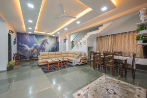 uma sala de estar com um sofá e uma mesa em ll EMPYREAN STAY ll WHITE UNICORN VILLA ll 3BHK ll AC ll PRIVATE BIG POOL ll LUXURY em Lonavala