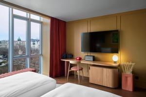 Uma TV ou centro de entretenimento em Verno House Budapest, Vignette Collection, an IHG Hotel