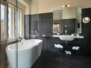 Um banheiro em Verno House Budapest, Vignette Collection, an IHG Hotel