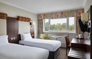 Ліжко або ліжка в номері Leonardo Inn Glasgow West End