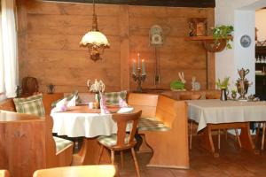 Un restaurante u otro lugar para comer en Hotel in der Mühle