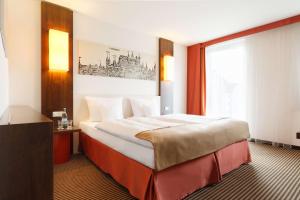 Un pat sau paturi într-o cameră la Best Western Hotel Nürnberg City West