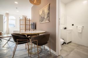 a dining room with a table and chairs at William Martin Apartments in Huelva