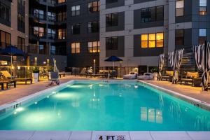 una piscina di fronte a un edificio di Luxury Apartments by Hyatus at Pierpont a New Haven