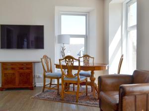 - une salle à manger avec une table et des chaises dans l'établissement Inver House Apartment, à Inverurie