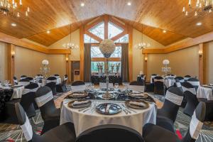 Um restaurante ou outro lugar para comer em Banff Rocky Mountain Resort