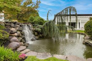 Un jardín fuera de DoubleTree Suites by Hilton Mount Laurel