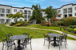 Un jardín fuera de DoubleTree Suites by Hilton Mount Laurel