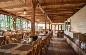 Un restaurant u otro lugar para comer en Amazing Home In Ruciane - Nida