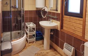 Un baño de Amazing Home In Ruciane - Nida