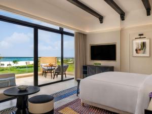 Телевизия и/или развлекателен център в Sofitel Al Hamra Beach Resort