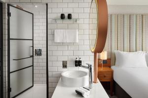 Ванна кімната в NYX Hotel Dublin Christchurch