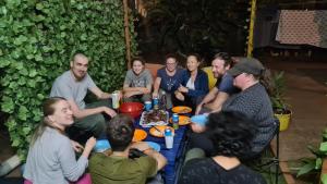 un grupo de personas sentadas alrededor de una mesa en Jabulani Nairobi Backpackers Hostel, en Nairobi