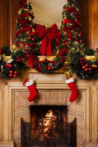 una chimenea con árboles de Navidad encima en Hôtel Barrière Le Normandy, en Deauville