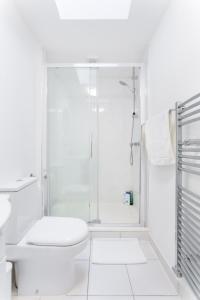 Un baño de City Center Camden Market Budget Apartment and Rooms