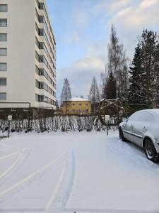 ein Auto parkt auf einem schneebedeckten Parkplatz in der Unterkunft Ratala - Free WiFi in Oulu