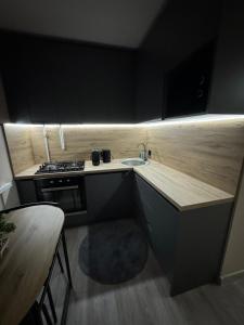 una piccola cucina con lavandino e piano cottura di Apartments a Bălţi