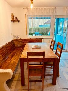 een eetkamer met een houten tafel en stoelen bij Family Apartments Eichel in Rust