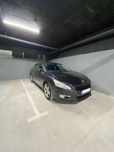 une voiture noire garée dans un garage dans l'établissement APARTMENT 7 -Free Garage- SARAJEVO -Dobrinja- -Ilidza- -Center-, à Sarajevo