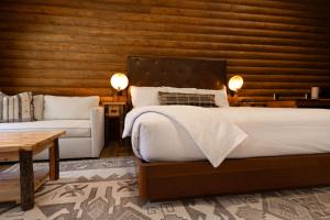 een slaapkamer met een groot bed en een bank bij The Timber at Holly Branch in Gatlinburg