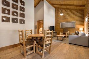 een woonkamer met een tafel en stoelen en een bank bij The Timber at Holly Branch in Gatlinburg